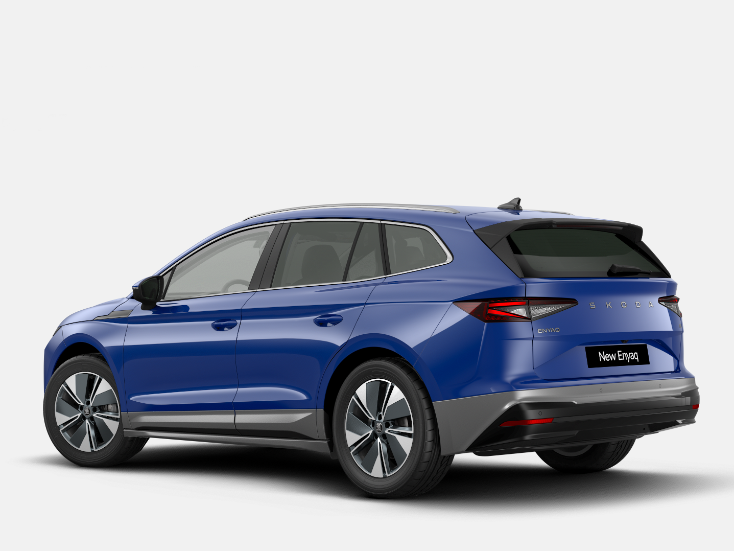 Blauer Škoda Enyaq in Heckansicht steht freigestellt vor weißem Hintergrund