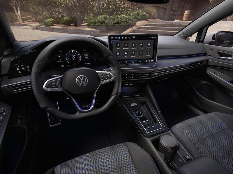 Innenansicht eines Volkswagen Golf GTE mit digitalem Cockpit, Lenkrad und zentralem Touchdisplay aus der Fahrerperspektive.