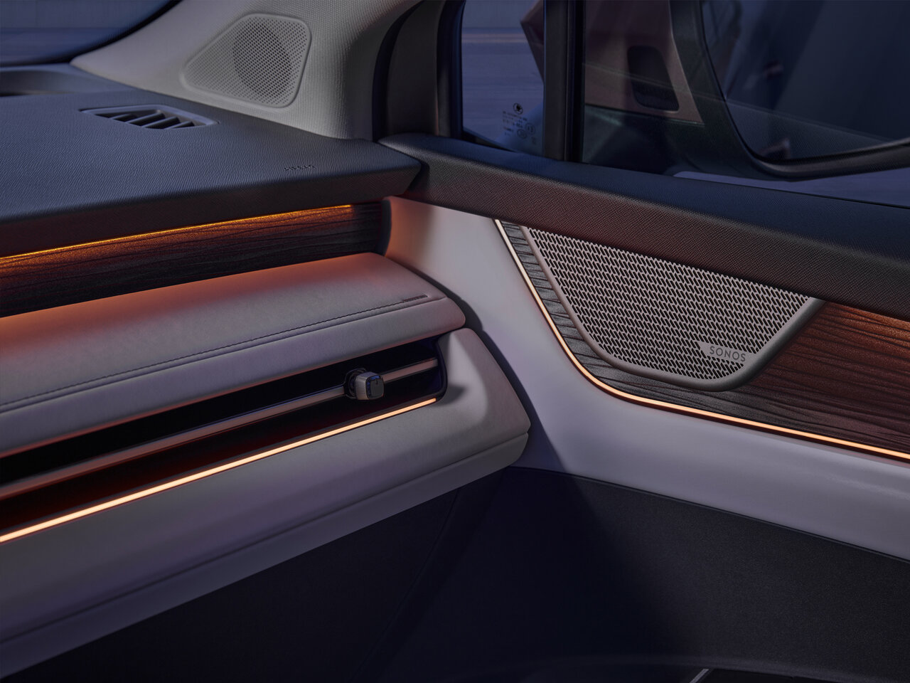 Detailaufnahme des hochwertigen Innenraums im Škoda Peaq mit ambienter Beleuchtung, Holzdekor und SONOS Soundsystem.