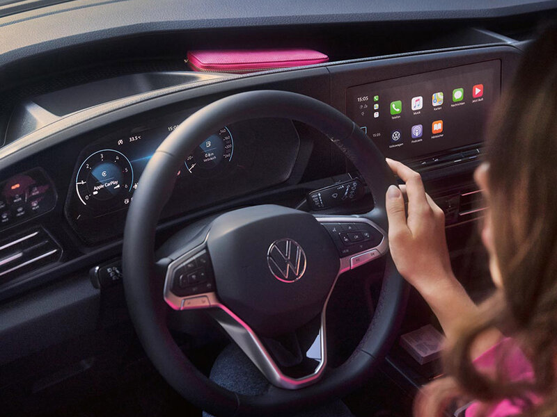 Blick aus der Fahrersicht auf das Cockpit des Volkswagen Caddy mit Multifunktionslenkrad, digitalem Kombiinstrument und zentralem Touchdisplay für Infotainment und Fahrzeugfunktionen.