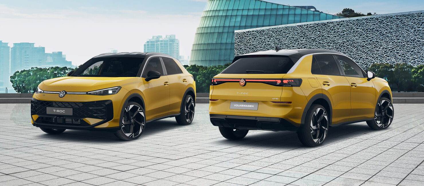 Volkswagen T-Roc in Gelb in Frontal- und Heckansicht auf Platz vor moderner Architektur geparkt