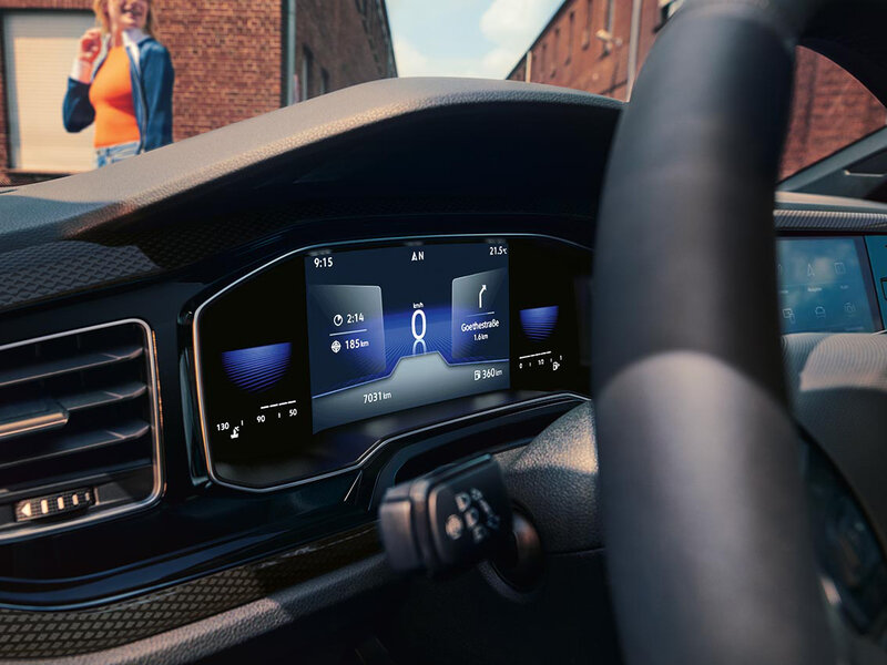 Innenansicht eines Volkswagen Polo mit digitalem Kombiinstrument und Infotainmentdisplay aus der Fahrerperspektive.