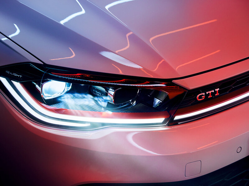 Detailaufnahme der Front eines Volkswagen Polo GTI mit LED-Scheinwerfer, rotem Akzent und GTI-Schriftzug.