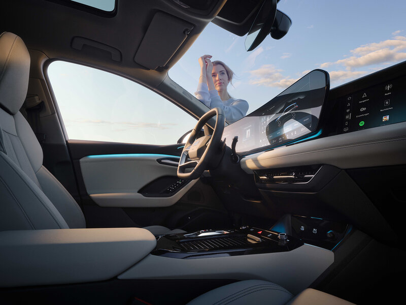 Innenraum des Audi Q6 Sportback e-tron mit Panorama-Display, digitalem Cockpit und hochwertiger Ausstattung