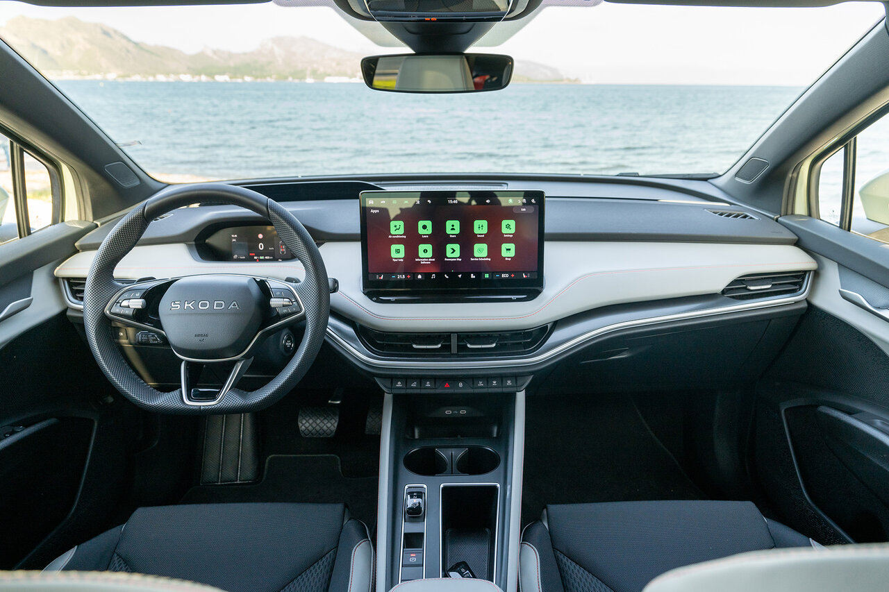 Modernes Cockpit des Škoda Elroq mit großem Touchdisplay und Blick aufs Wasser.