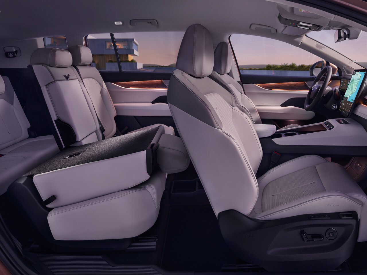 Heller Innenraum des neuen Škoda Peaq mit drei Sitzreihen und großzügigem Platzangebot für bis zu sieben Personen.