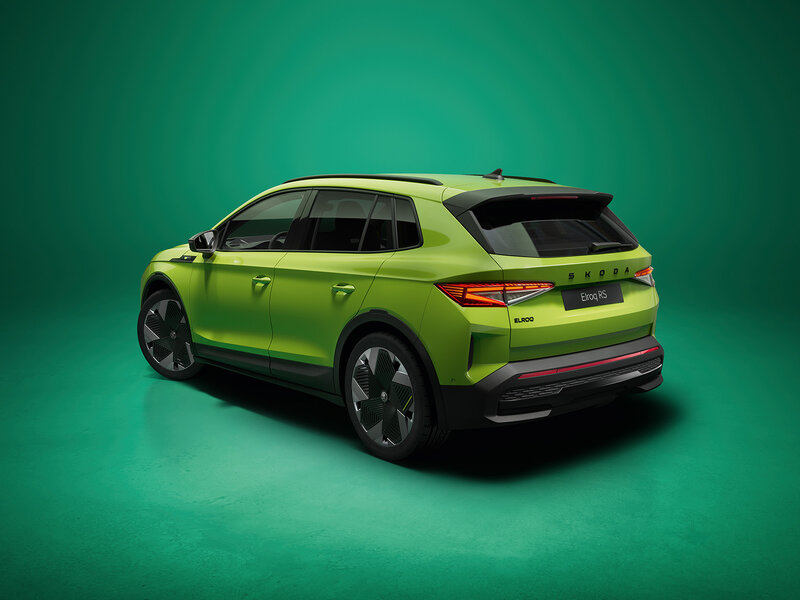 Rückansicht des Škoda Elroq RS in Mamba-Grün vor studioähnlichem Hintergrund.
