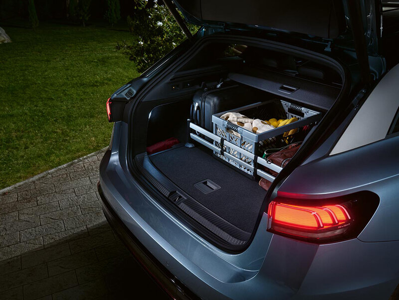 Geöffneter Kofferraum des VW ID.7 Tourer mit großzügigem Stauraum, beladen mit Getränkekisten und Einkauf.
