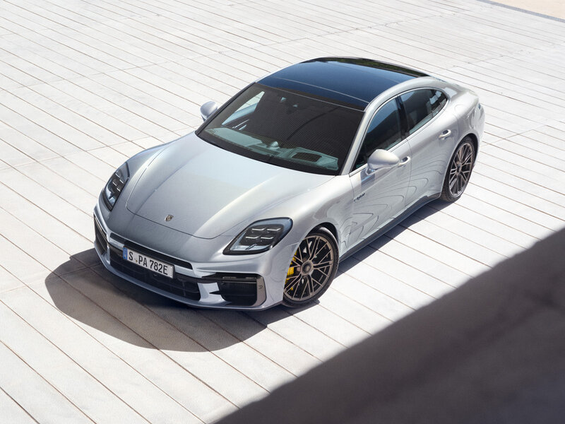Ein silberner Porsche Panamera Turbo S E-Hybrid ist aus der Vogelperspektive auf einer hellen, modernen Fläche abgebildet.