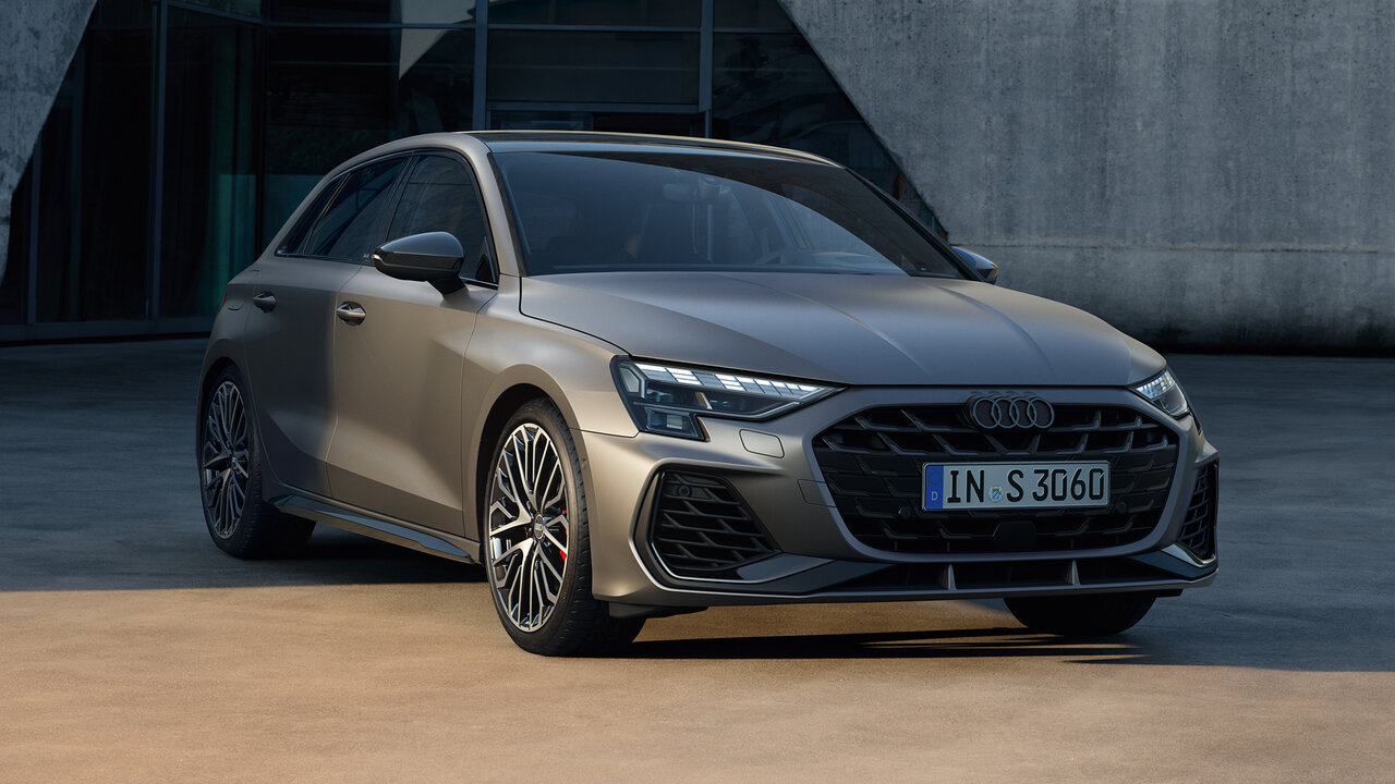Audi S3 Sportback in Metallic-Grau steht frontal vor moderner Architektur mit sportlich-markanter Präsenz