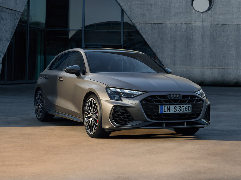 Audi S3 Sportback in Grau mit markantem Singleframe-Grill, sportlichen Details und dynamischer Frontansicht