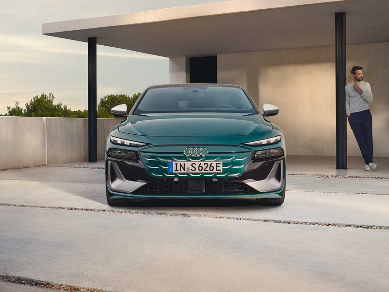 Audi S6 Sportback e-tron in markanter Frontansicht vor moderner Architektur mit breitem Singleframe und sportlichem Auftritt