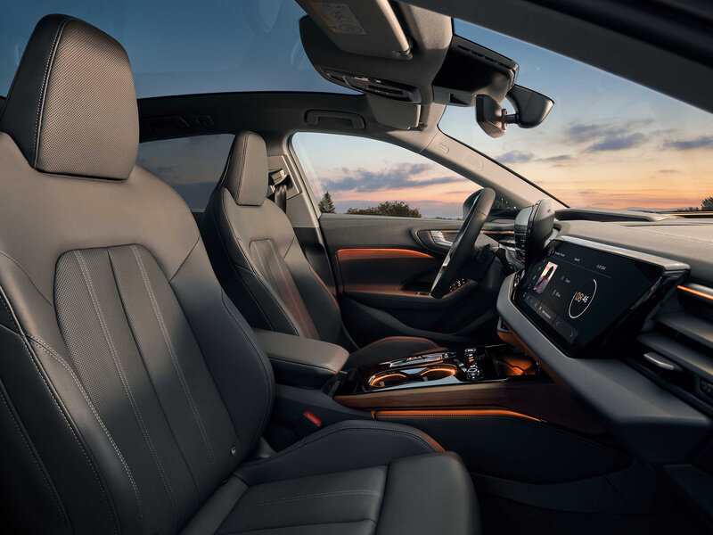 Innenraum des Audi A5 Avant mit hochwertigen Sitzen, digitalem Cockpit, Ambientebeleuchtung und klarer Gestaltung