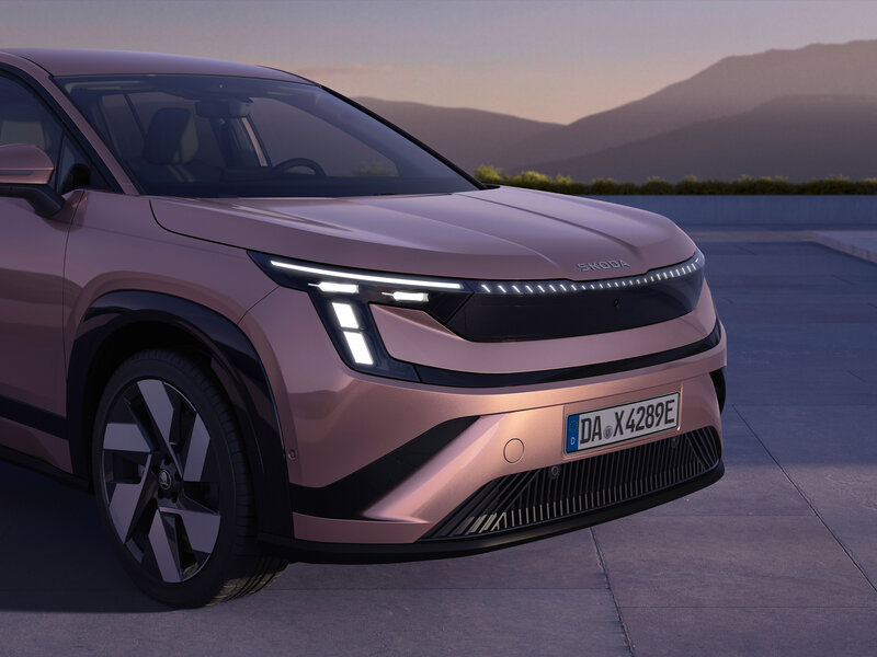 Frontansicht des neuen vollelektrischen Škoda Peaq mit markanter LED-Lichtsignatur bei Abendlicht.
