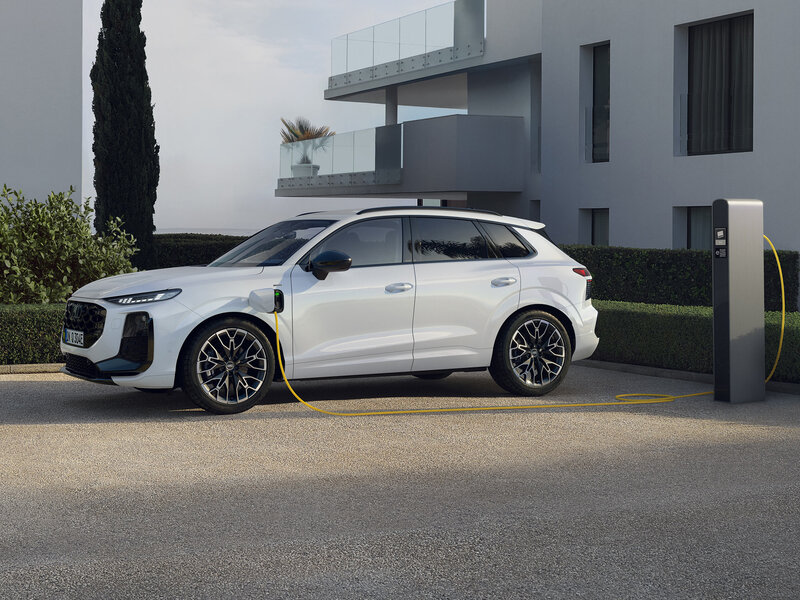 Audi Q3 SUV e-hybrid beim Laden an der Wallbox, kombiniert elektrisches Fahren mit effizienter Hybridtechnologie