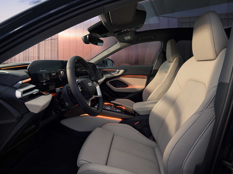 Innenraum der Audi A5 Limousine mit digitalem Cockpit, hochwertigen Sitzen, Ambientebeleuchtung und klarer Linienführung