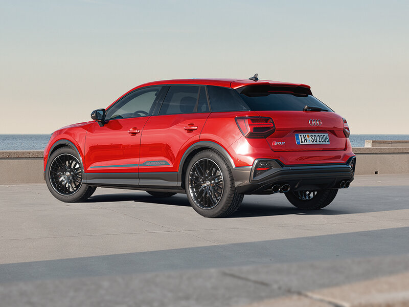 Audi SQ2 in sportlicher Heckansicht mit quattro Antrieb, S-Design, schwarzen Akzenten und dynamischer SUV-Performance
