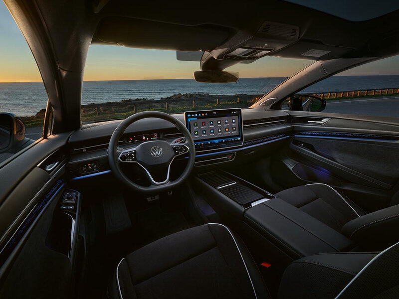Modernes Cockpit des VW ID.7 Tourer mit großem Touchdisplay, digitalem Kombiinstrument und Ambientebeleuchtung.
