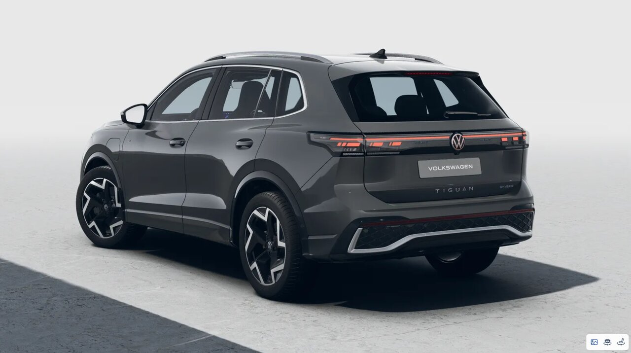Volkswagen Tiguan eHybrid in Dunkelgrau aus schräger Heckansicht in einem neutralen Studio fotografiert