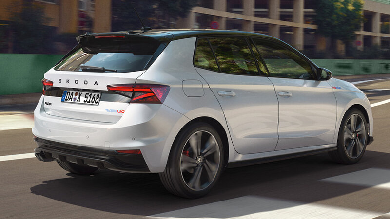 Škoda Fabia 130 Sonderedition in Weiß fährt durch eine Stadt mit moderner Bebauung im Hintergrund