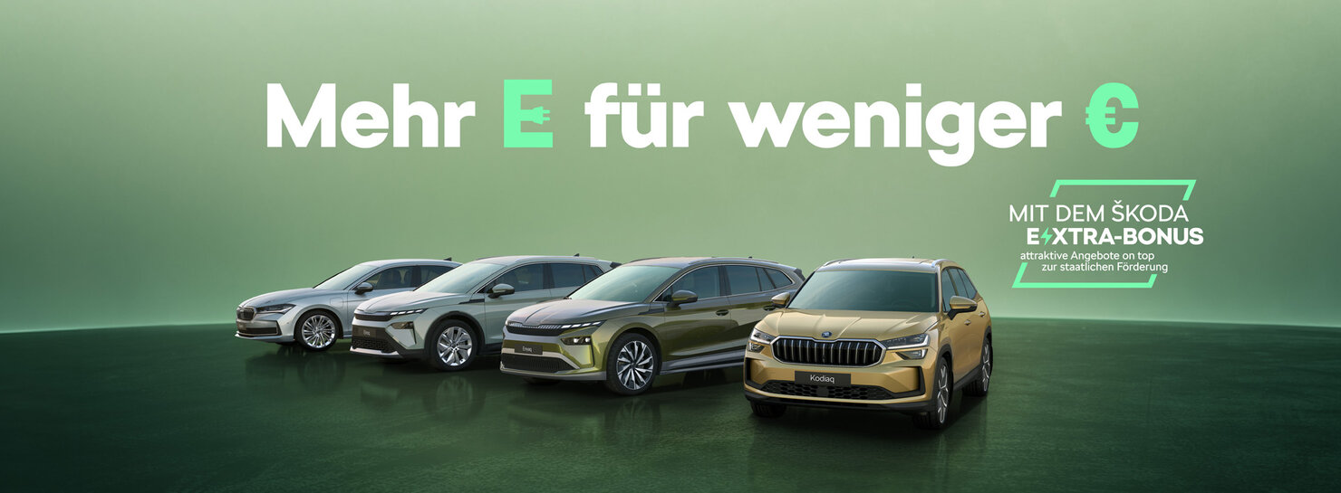 Škoda Superb Combi, Škoda Elroq, Škoda Enyaq und Škoda Kodiaq nebeneinander vor grünem Hintergrund mit Hinweis auf E-Förderung und E-XTRA-Bonus.
