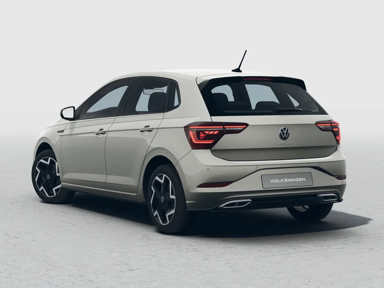 Volkswagen Polo in Ascotgrau aus schräger Heckansicht in einem neutralen Studio fotografiert