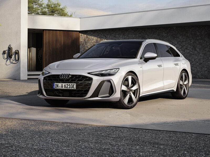 Audi A6 Avant in heller Lackierung vor Wohnarchitektur, klare Linienführung kombiniert mit praktischem Kombi-Design