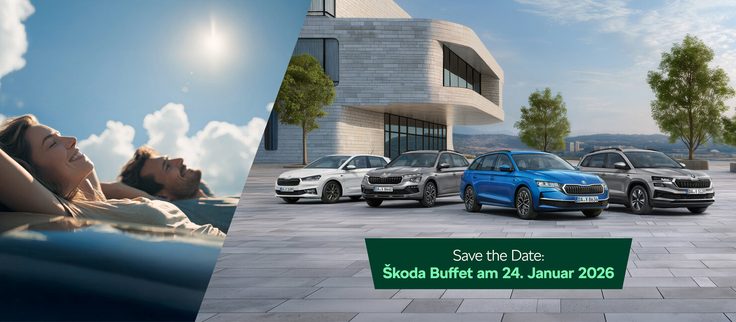 Links liegen eine Frau und ein Mann entspannt auf dem Dach eines Autos unter blauem Himmel. Rechts davor stehen vier Škoda Balance Sondermodelle in verschiedenen Farben vor einem modernen Gebäude.