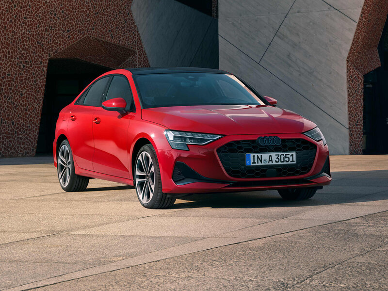 Roter Audi A3 Limousine mit S line Exterieur von vorn, markanter Singleframe-Grill und sportliche Linienführung