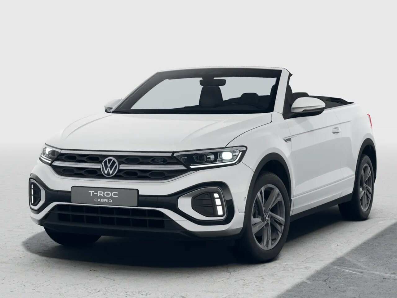 Volkswagen T-Roc Cabriolet in Weiß aus Front-Schrägansicht auf weißem Hintergrund