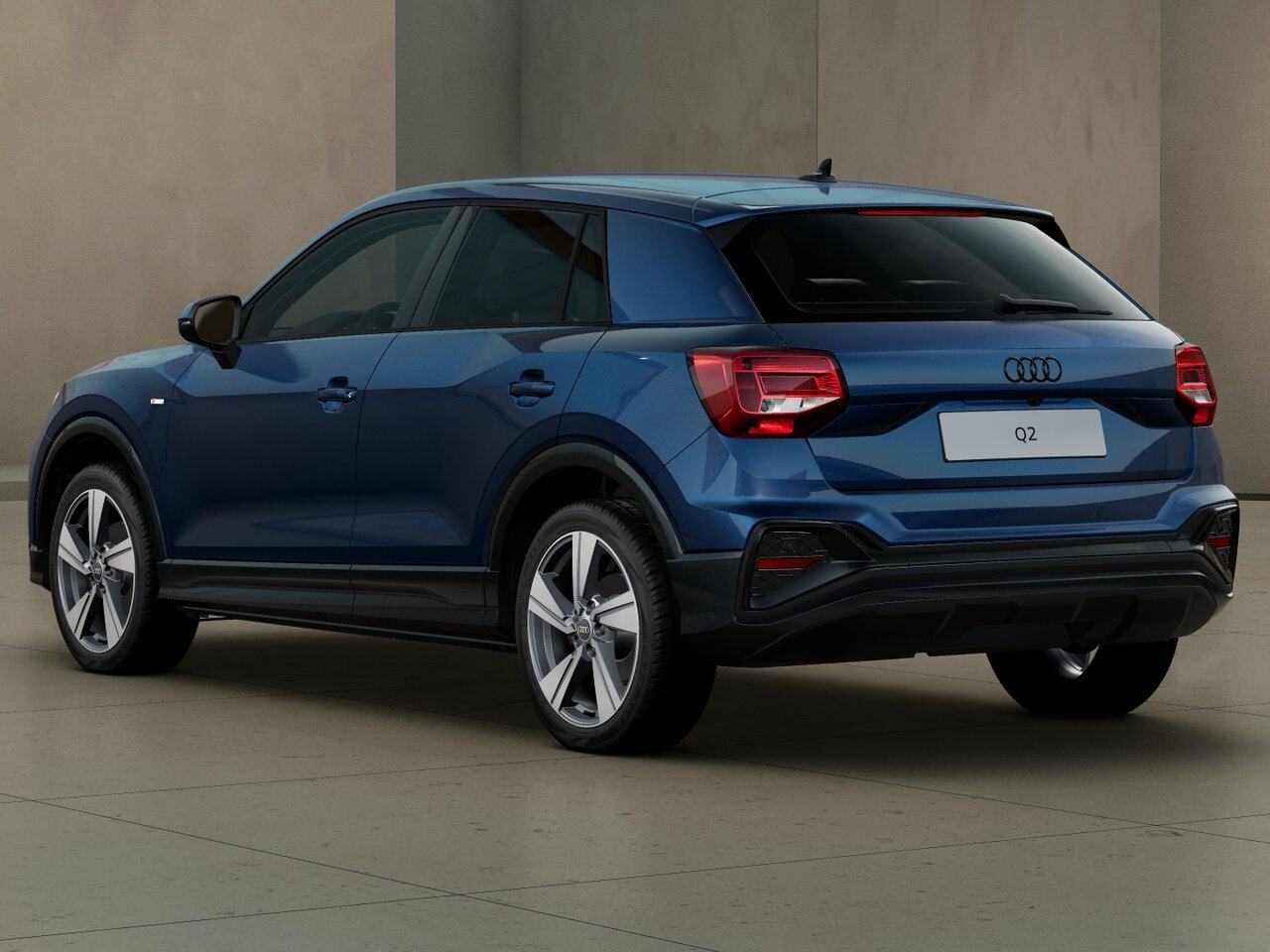 Audi Q2 in Heckansicht schräg von hinten vor moderner Architektur mit LED-Rückleuchten und markanter SUV-Silhouette