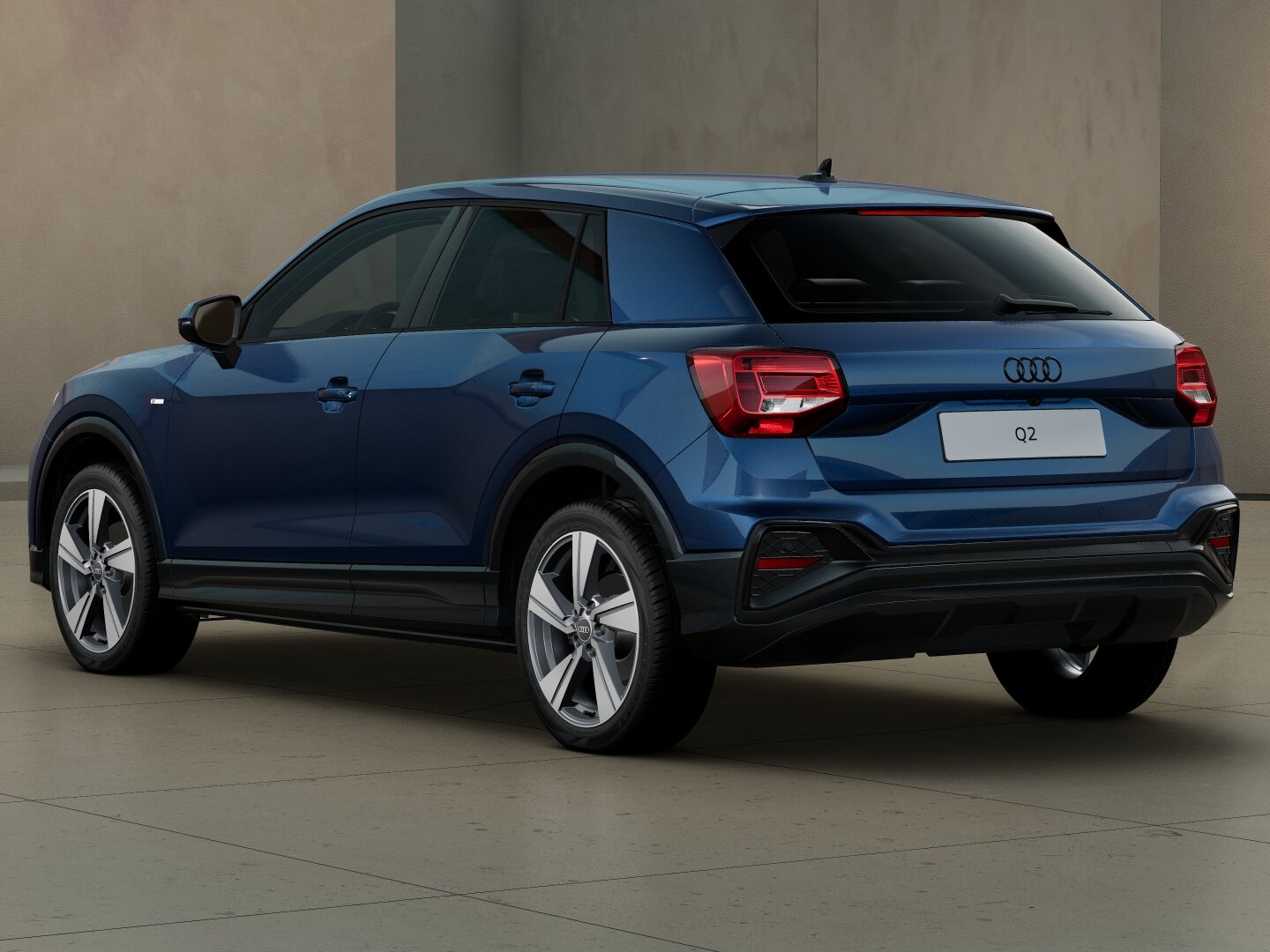 Audi Q2 in Heckansicht schräg von hinten vor moderner Architektur mit LED-Rückleuchten und markanter SUV-Silhouette