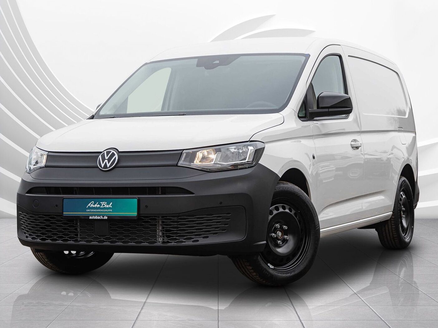 Volkswagen Caddy Cargo in Frontansicht steht freigestellt in Studioumgebung mit hellem Hintergrund und grafischen Linien im Hintergrund