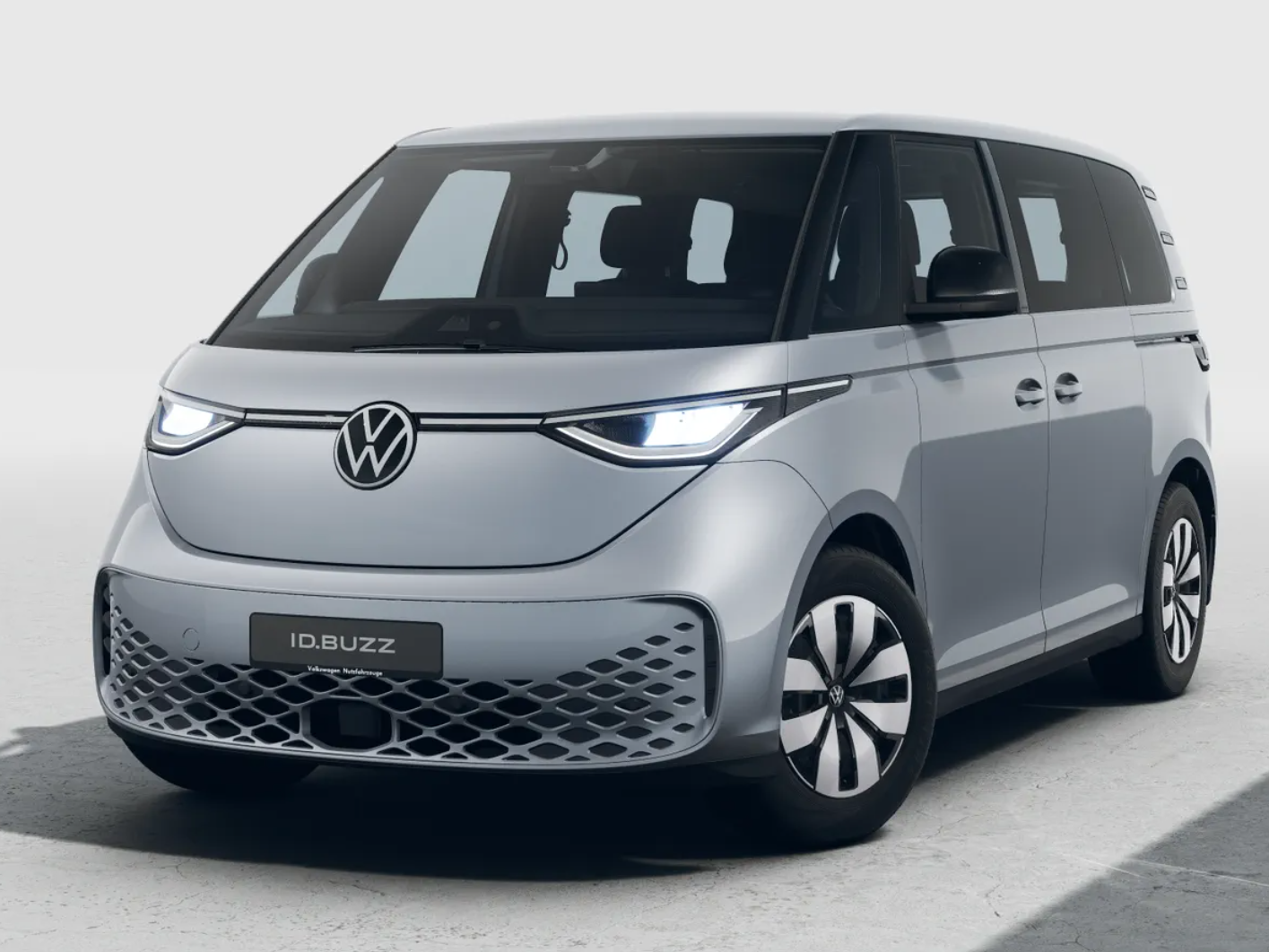 Volkswagen ID. Buzz in Silber auf neutralem Hintergrund, Fokus auf Frontdesign, LED-Scheinwerfer und Karosserieform