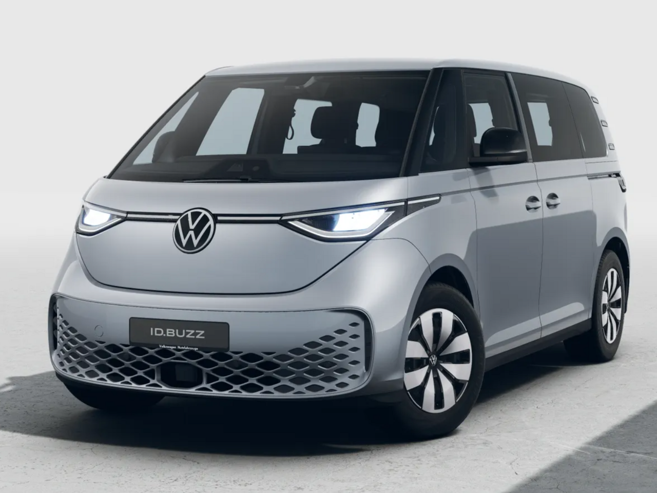 Volkswagen ID. Buzz in Silber auf neutralem Hintergrund, Fokus auf Frontdesign, LED-Scheinwerfer und Karosserieform