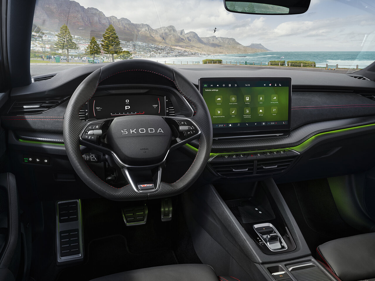Fahrerbereich des Škoda Octavia RS Combi mit digitalem Cockpit, zentralem Display und grünem Zierstreifen vor Küstenkulisse