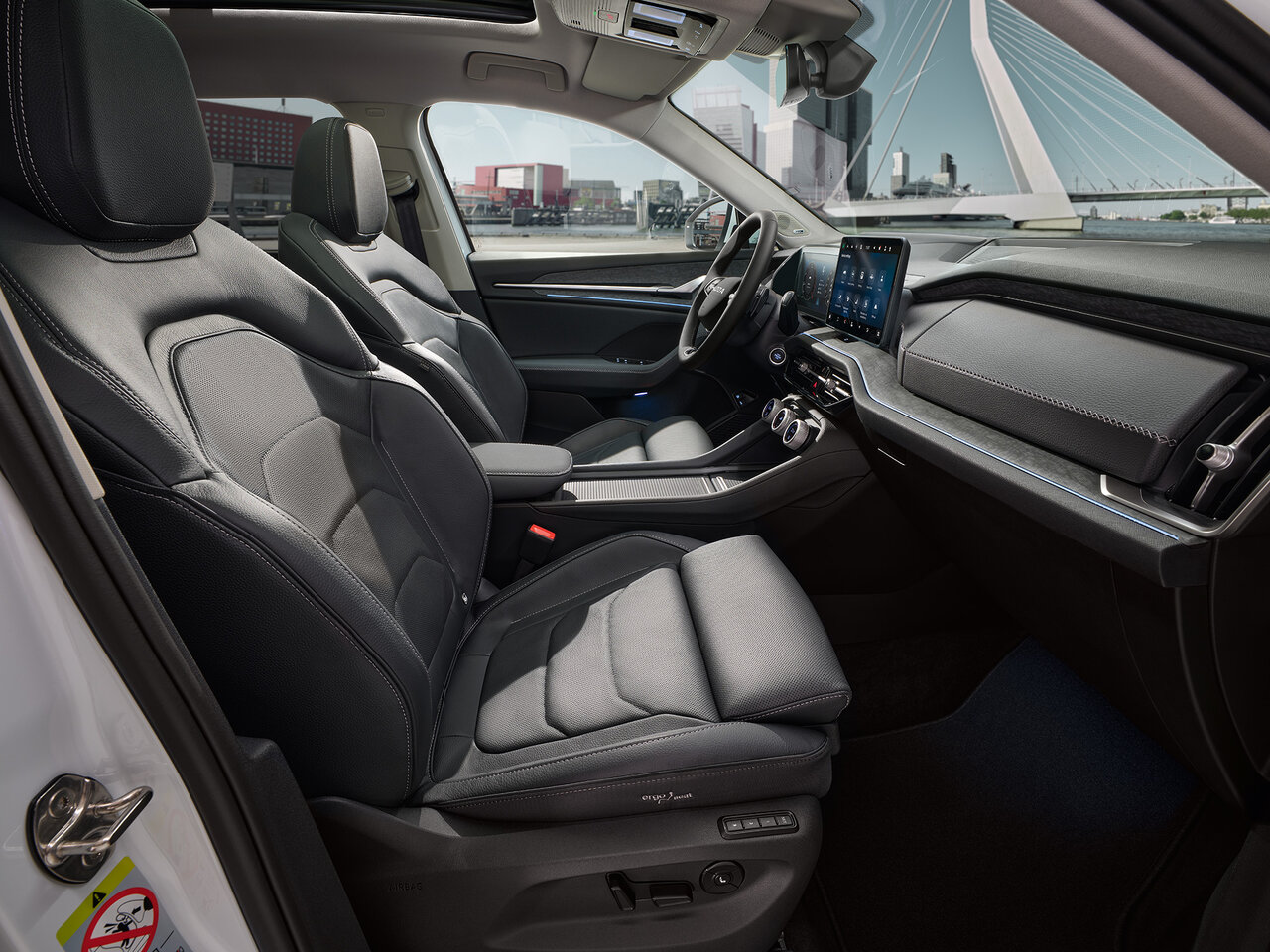 Innenraum des Škoda Kodiaq mit schwarzen Ledersitzen, digitalem Display und Blick auf Armaturenbrett und Mittelkonsole.