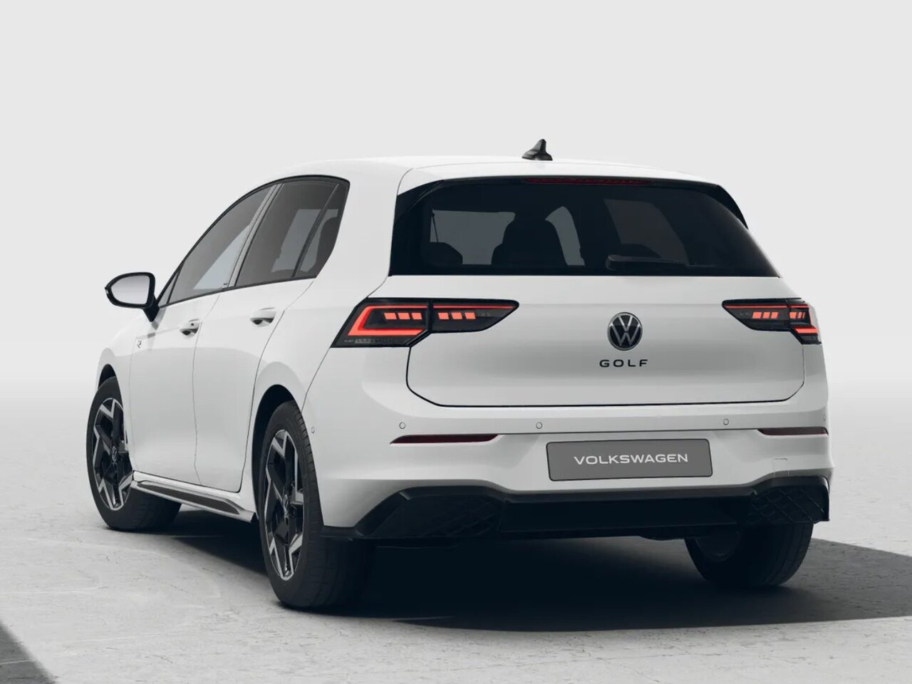 Volkswagen Golf R-line in Weiß aus Heckansicht auf weißem Hintergrund