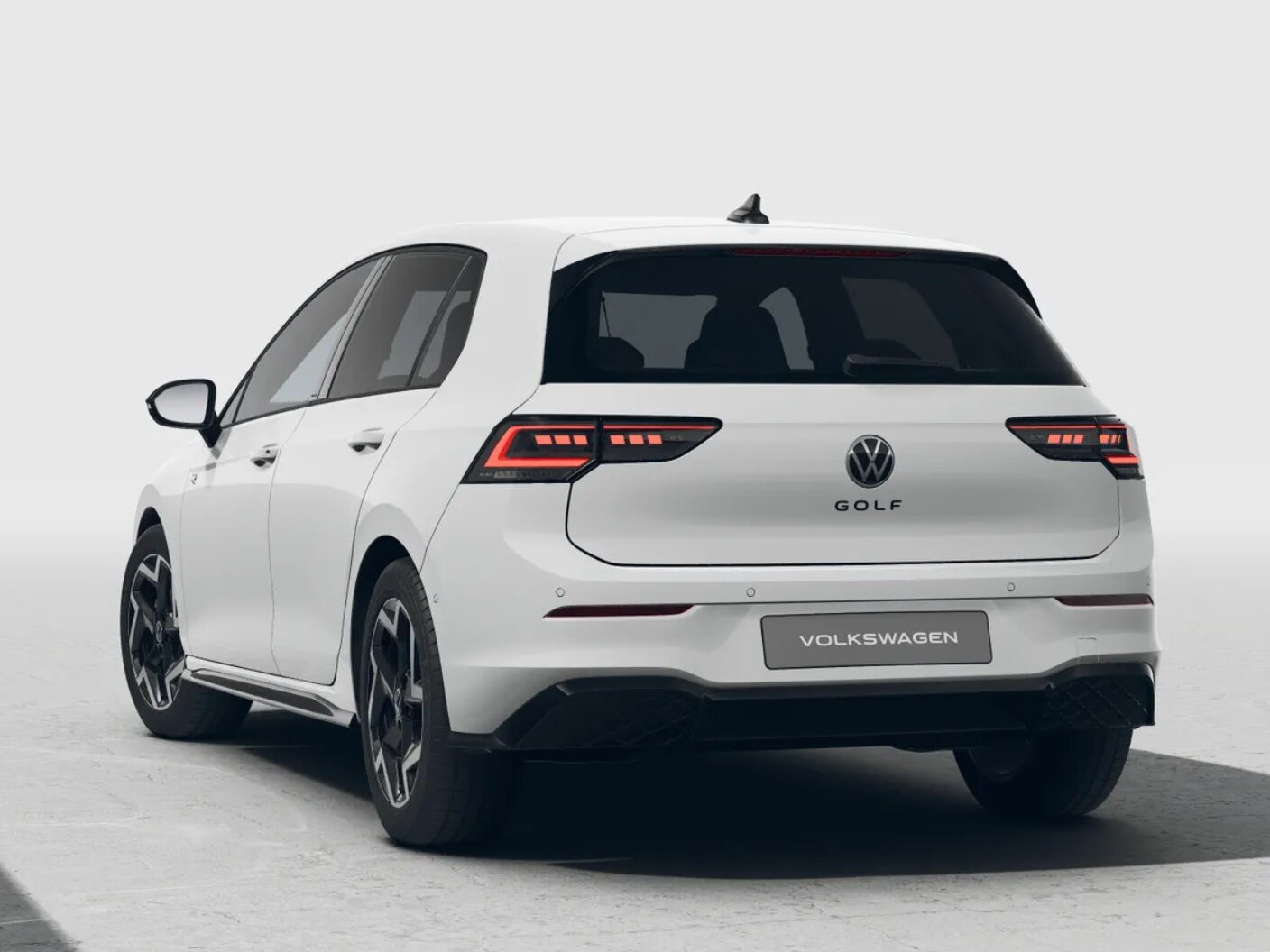 Volkswagen Golf R-line in Weiß aus Heckansicht auf weißem Hintergrund