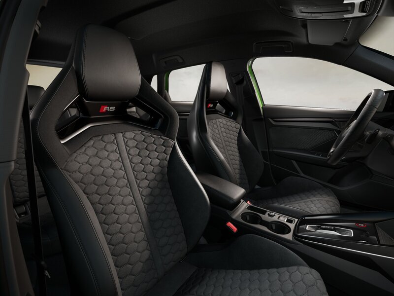 Innenraum der Audi RS 3 Limousine mit RS-Sportsitzen, sportlichem Cockpit und hochwertigen Materialien