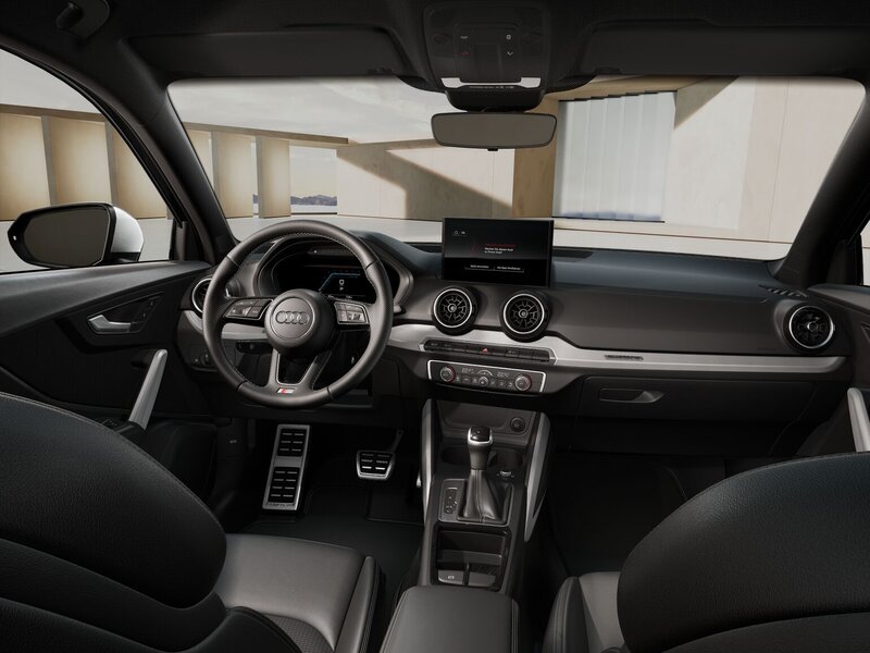 Innenraum des Audi SQ2 mit Sportsitzen, digitalem Cockpit, MMI Touchscreen und klar sportlich geprägtem Design