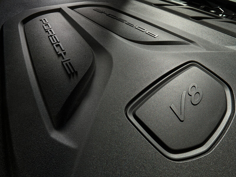 Detailansicht eines Porsche V8-Motors mit sichtbarer Beschriftung auf der Motorabdeckung.