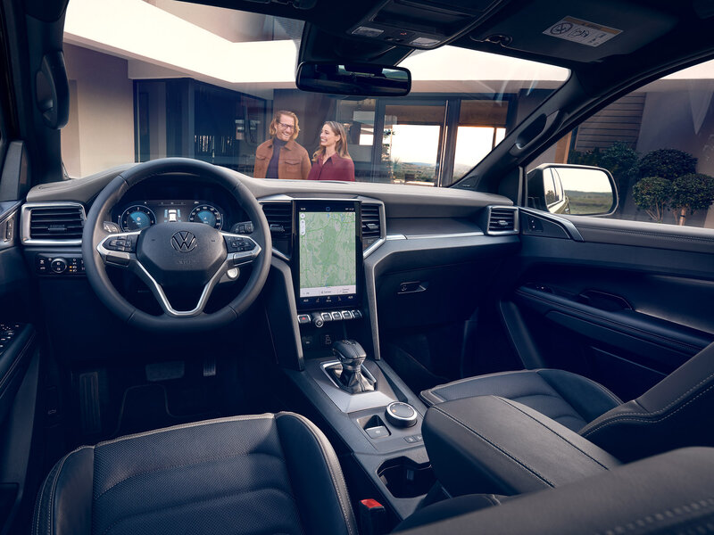 Das Cockpit des Volkswagen Amarok mit Multifunktionslenkrad, digitalem Kombiinstrument und großem vertikalem Touchdisplay für Navigation und Fahrzeugfunktionen.