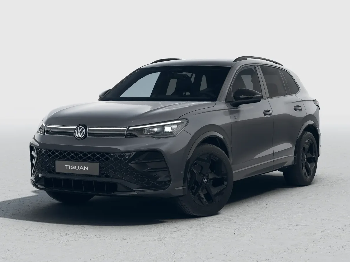 Volkswagen Tiguan R-Line in Grau in Frontal-Seitenansicht vor neutralem Studiohintergrund