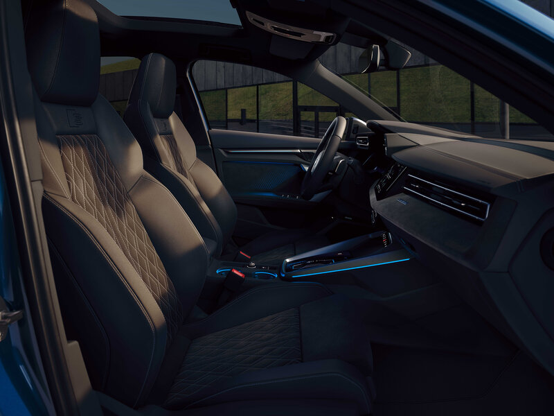 Innenraum der Audi S3 Limousine mit Sportsitzen, digitalem Cockpit, Ambientelicht und hochwertigen Materialien