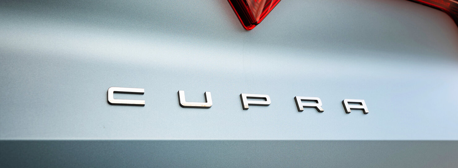Cupra Wortmarke auf grauem Grund