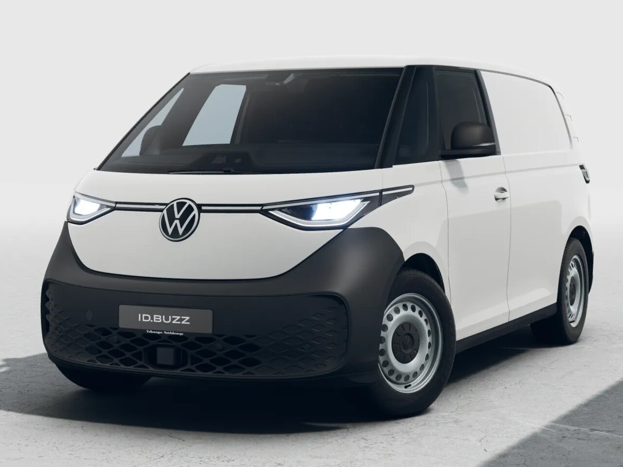 Volkswagen ID. Buzz Cargo in Frontansicht schräg von vorn vor hellem Studiohintergrund mit geschlossener Ladefläche und LED-Scheinwerfern