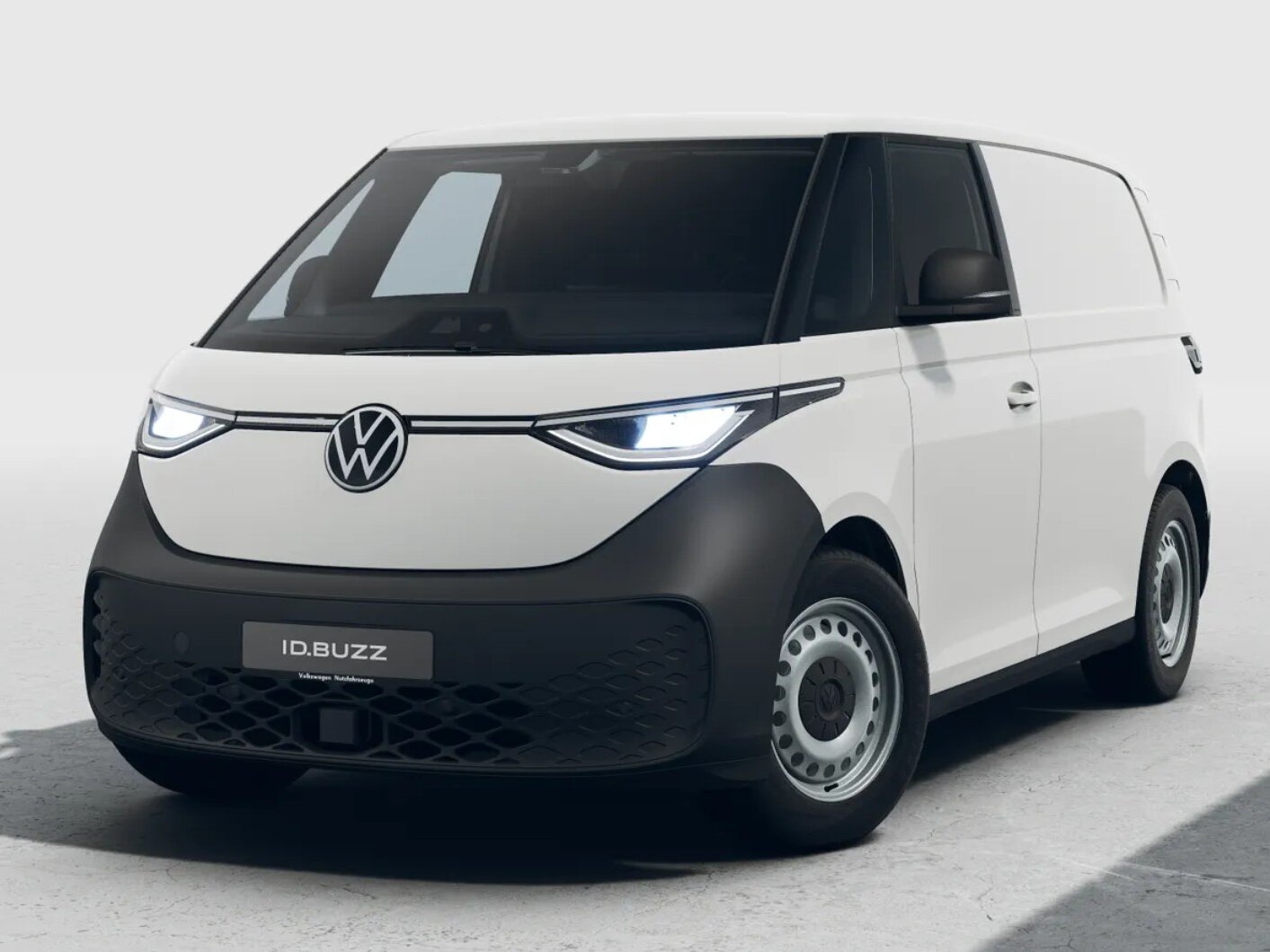 Volkswagen ID. Buzz Cargo in Frontansicht schräg von vorn vor hellem Studiohintergrund mit geschlossener Ladefläche und LED-Scheinwerfern