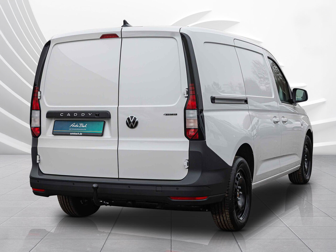 Volkswagen Caddy Cargo in Heckansicht steht freigestellt in Studioumgebung mit hellem Hintergrund und grafischen Linien im Hintergrund
