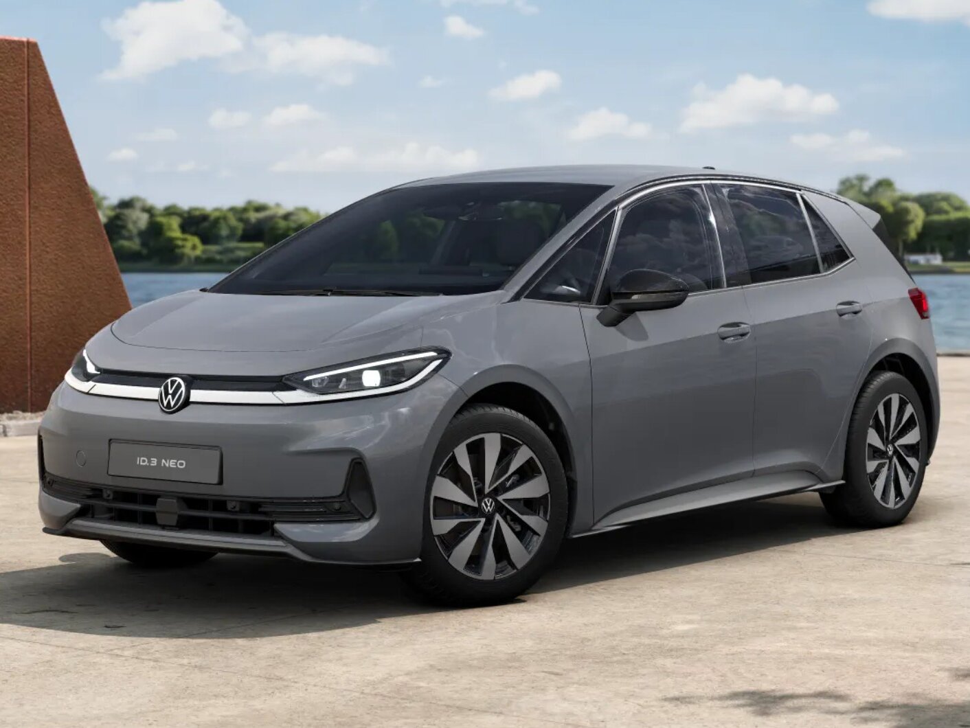 Volkswagen ID.3 Neo in Grau aus Frontansicht am See bei sonnigem Himmel
